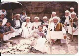صورة تضم بعض علماء وعقال مدينة حوث